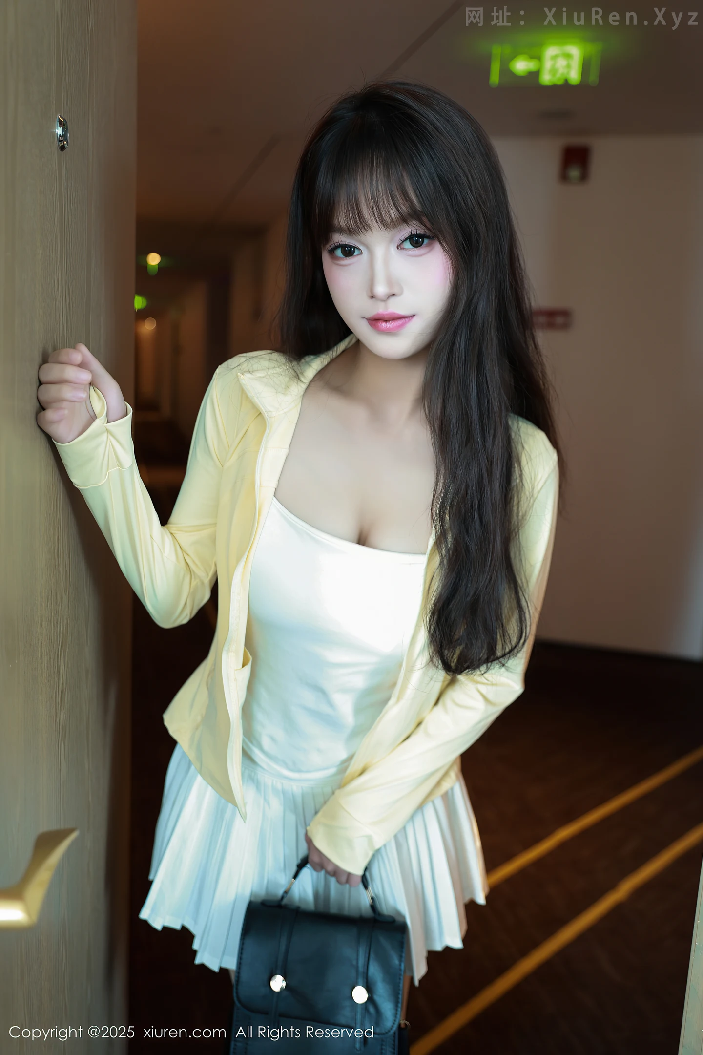 图片[4]-[XiuRen秀人网]VOL.10702 模特糯咪性感白色低胸连衣短裙配白色丝袜秀完美身材诱惑写真82P-秀人网官方网站